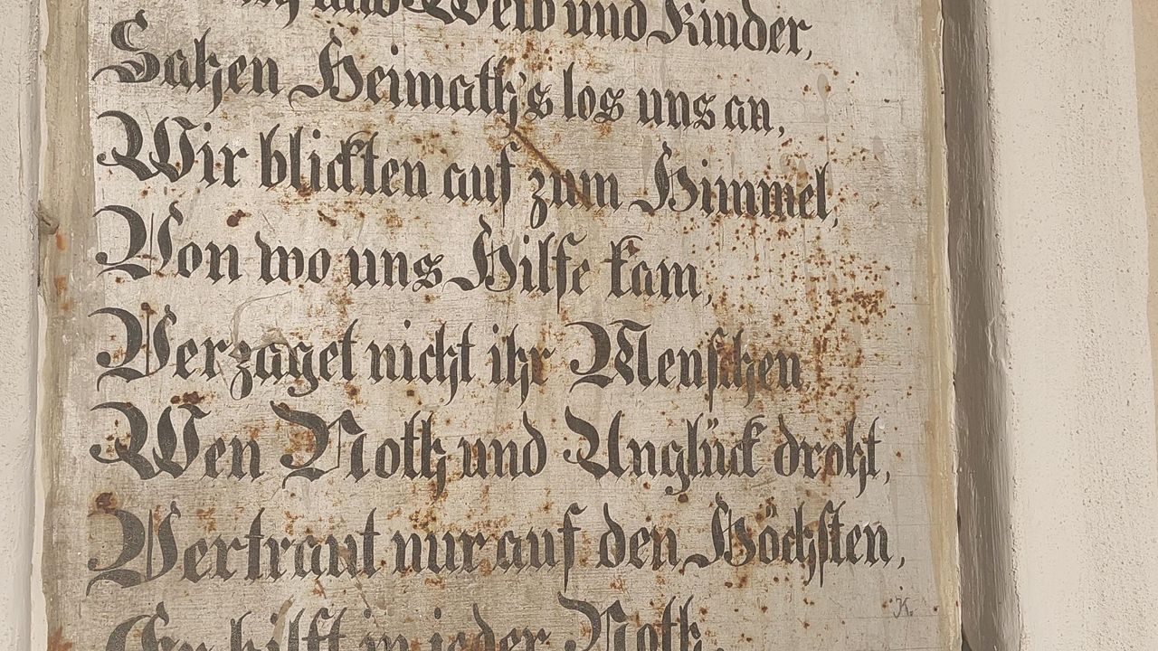 Das "Holzer 2.0"- Inschrift am alten Haus Das "Holzer 2.0"- Inschrift am alten Haus